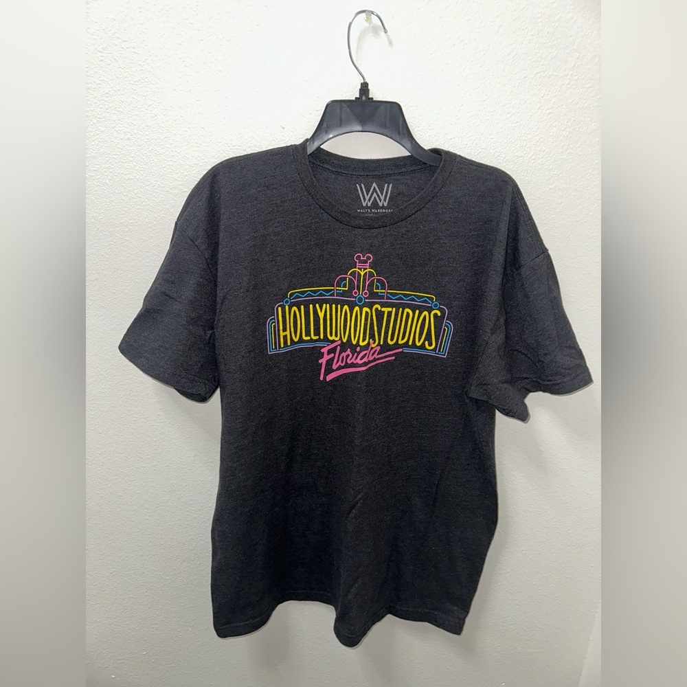 Walt’s Wardrobe Hollywood Studios Florida retro design t-shirt. Size XL